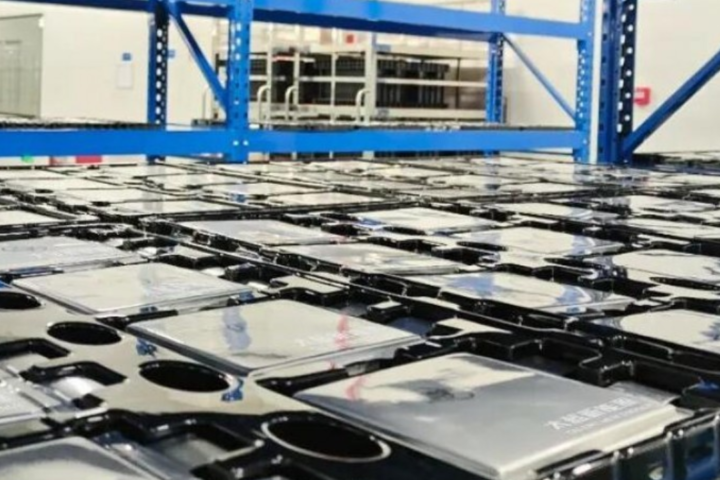 China is to invest more than 6 billion yuan ($830 million) into a government-led project to create solid-state batteries.