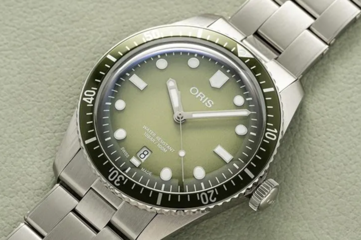 Oris introduces a pair of exquisite green dive watches: the Divers Sixty-Five, featuring their in-house caliber 400, with its groundbreaking move and retro charisma, and the Divers Sixty-Five Date 40.00 mm, which pays tribute to the brand's natural surroundings in Hölstein, Switzerland.