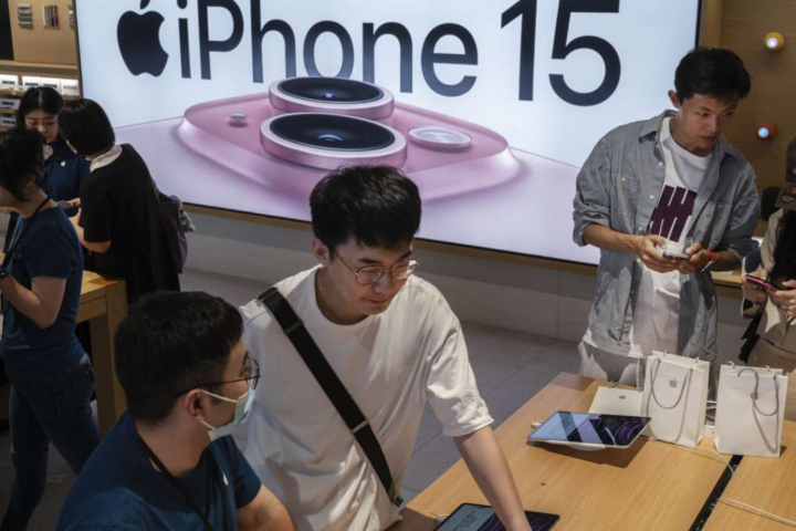 Apple continues to confront obstacles in establishing a strong presence in the Chinese smartphone market.