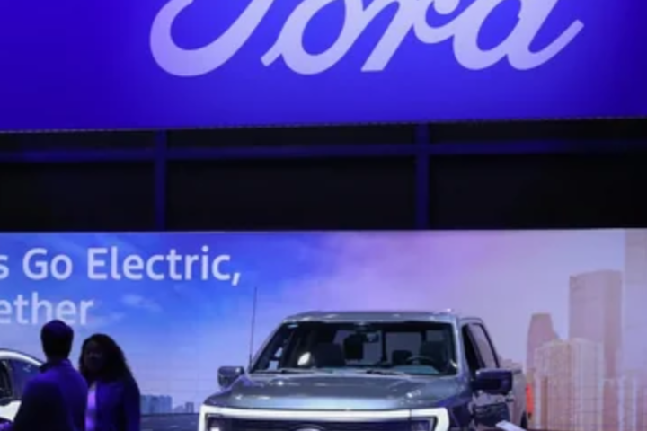 Ford Motor Company announced that it will scrap its planned electric SUV and postpone the delivery of a replacement electric version.